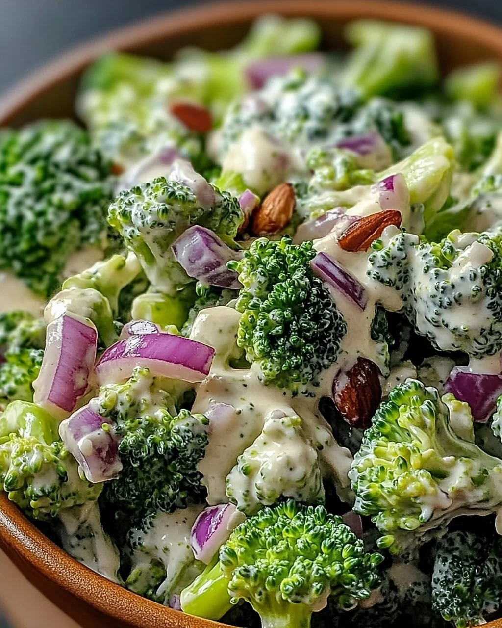 Brokkoli-Salat mit cremiger Sauce