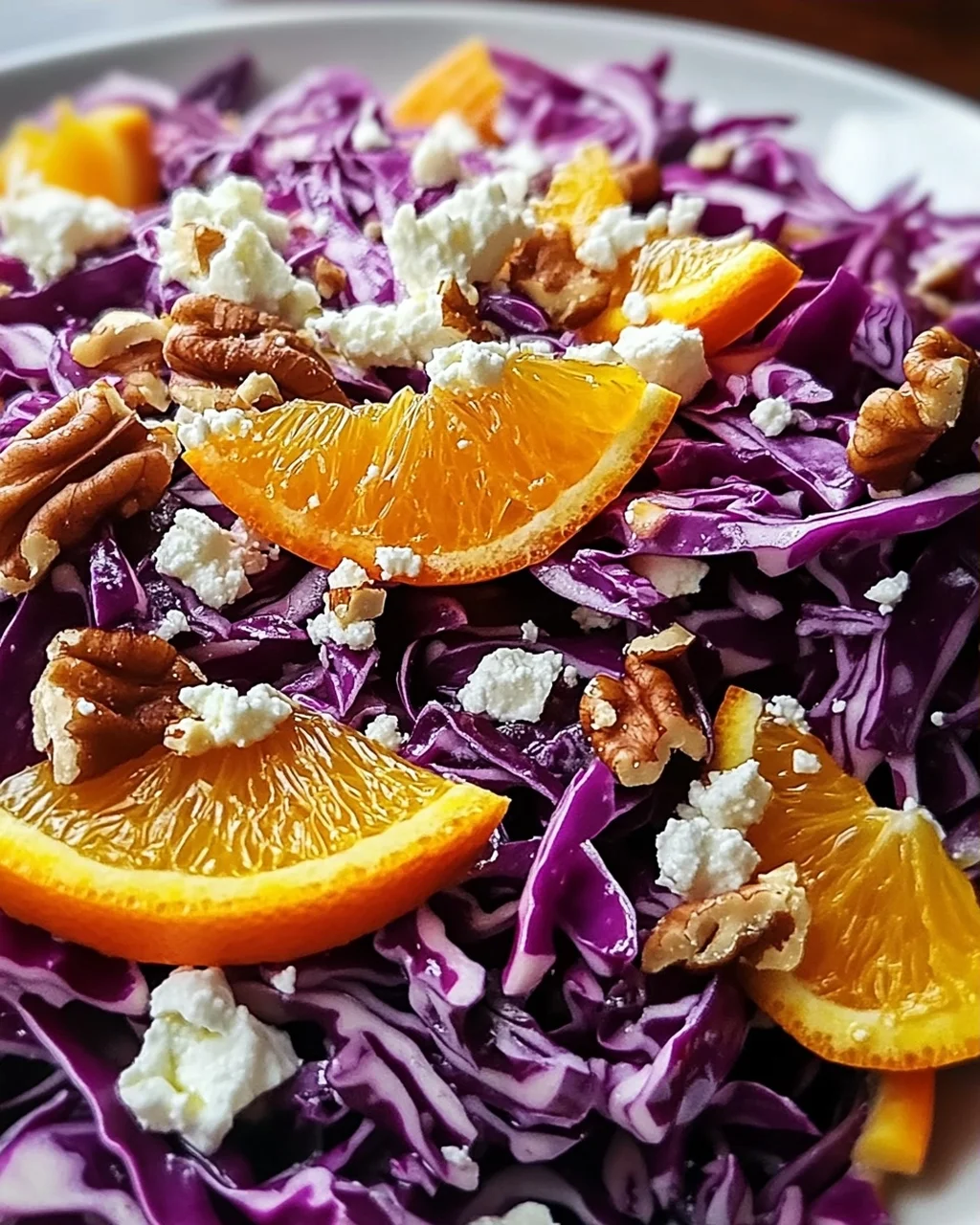 Rotkohlsalat mit Orangen, Feta und Walnüssen - frisch genießen!
